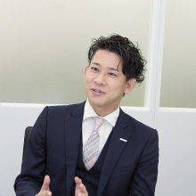 花道を行く山﨑様を、裏方としてサポートします。