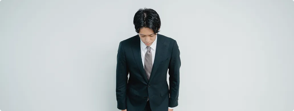 お詫びをしてる男性