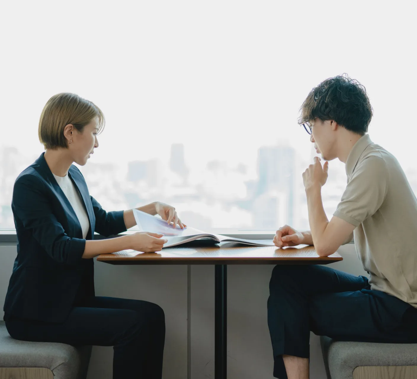 不動産オーナー様とマネジメントに関する意見交換をしている様子