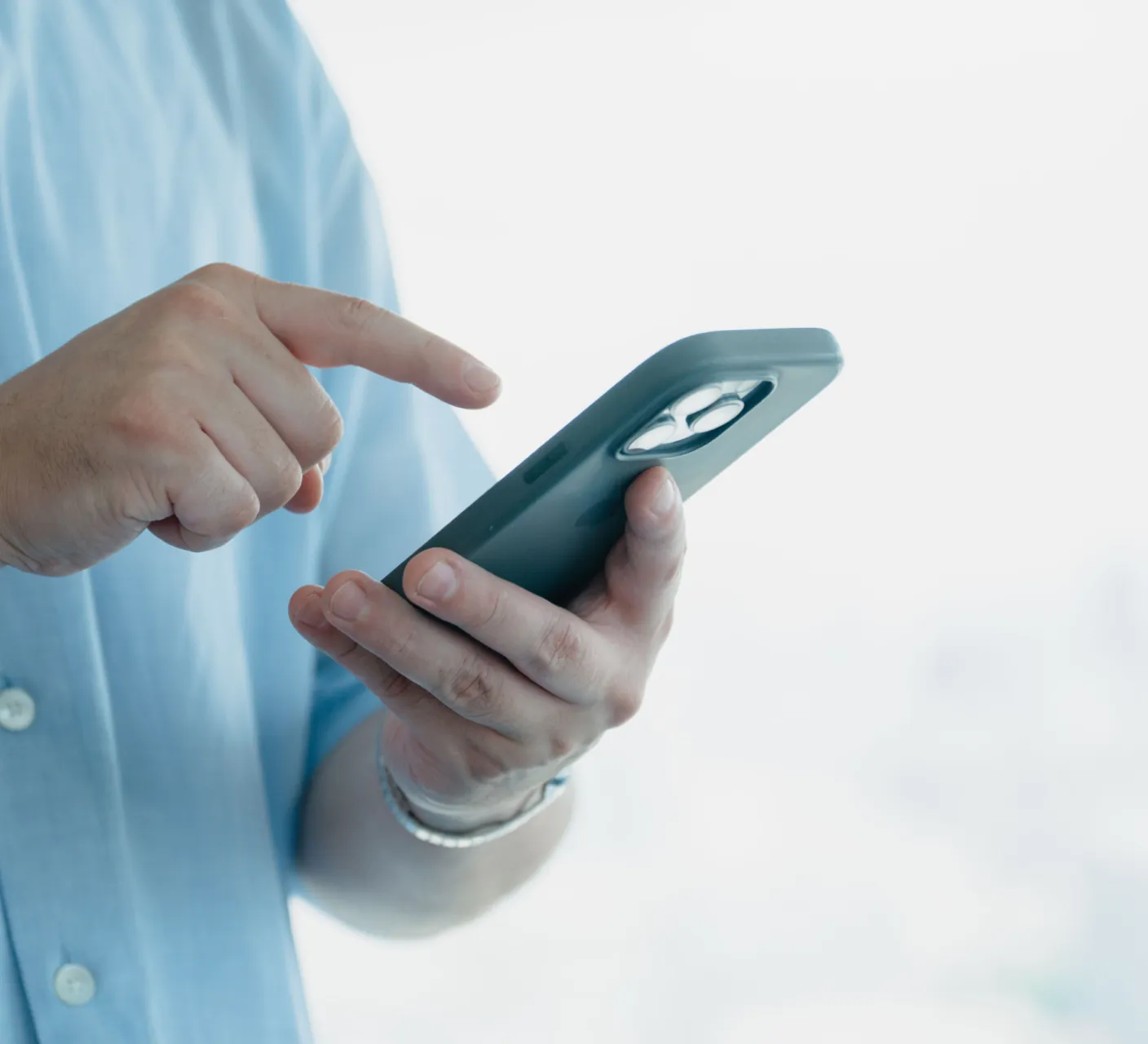 スマートフォンでクラウドファンディングの運営を行なっている様子